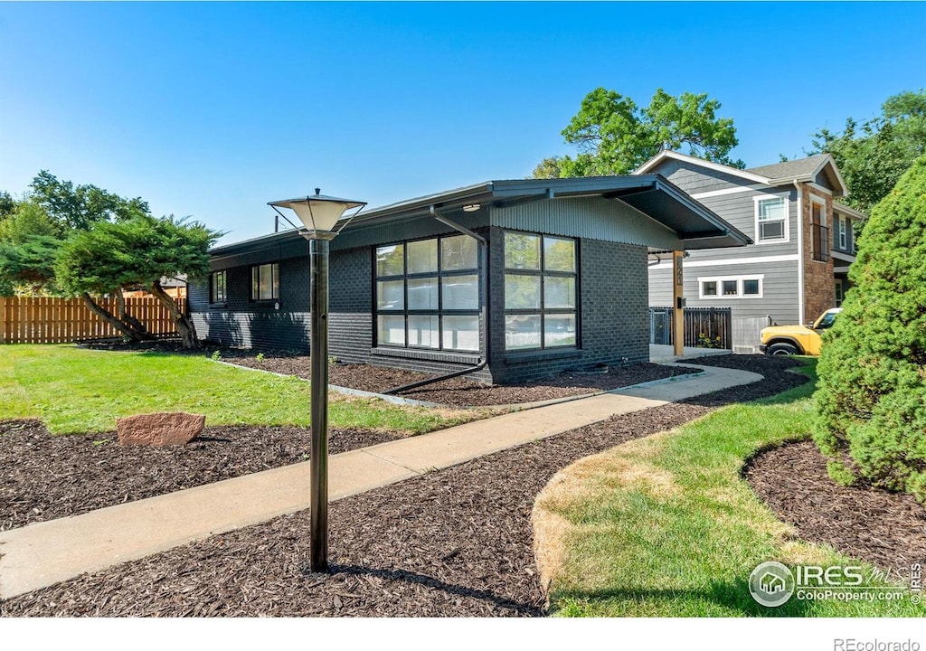 view of front of property featuring a front lawn