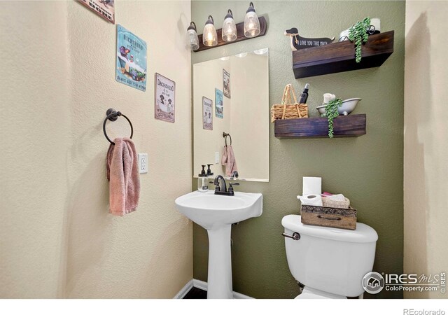 bathroom featuring toilet and sink