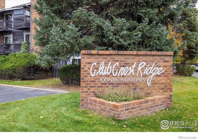 community / neighborhood sign featuring a lawn