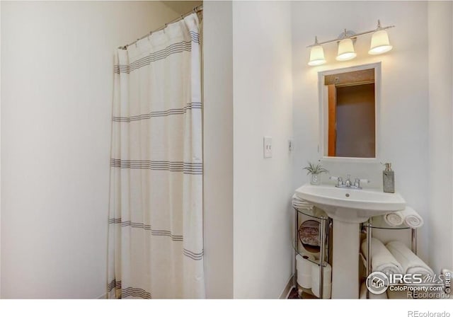 bathroom featuring curtained shower