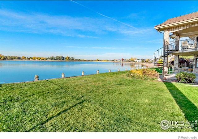 view of yard featuring a water view