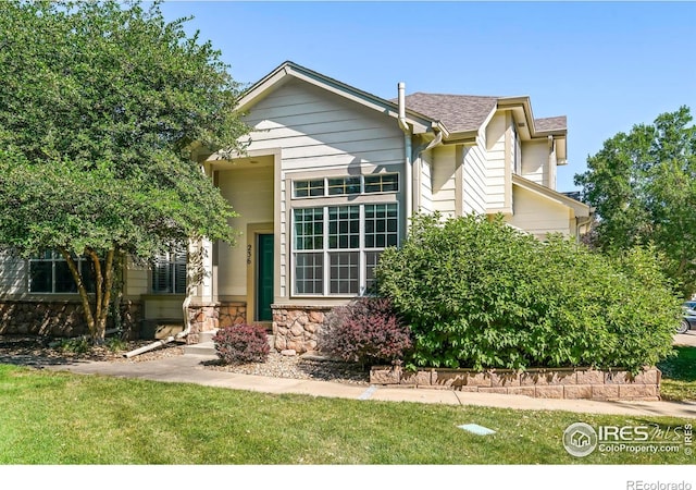 view of front of property featuring a front lawn