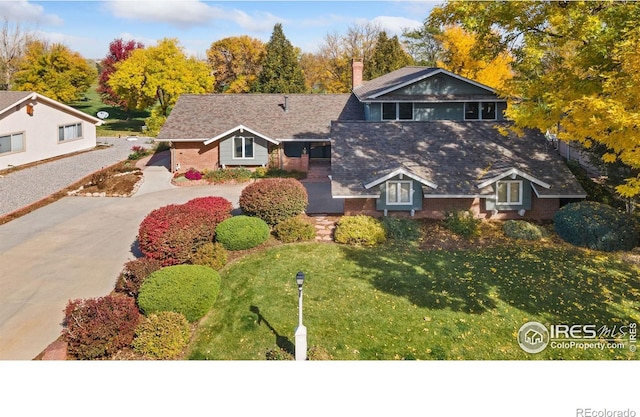 view of front of home with a front lawn