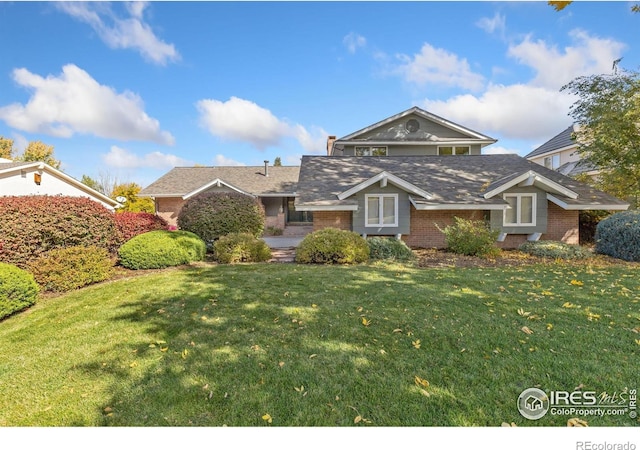 view of front of property featuring a front lawn