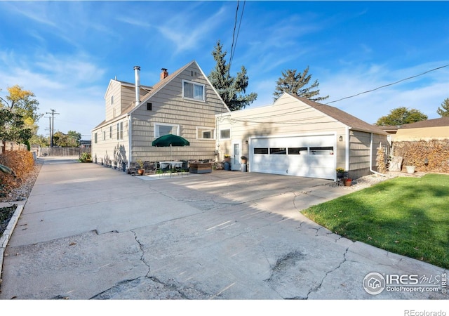 view of front facade with a front yard and a garage