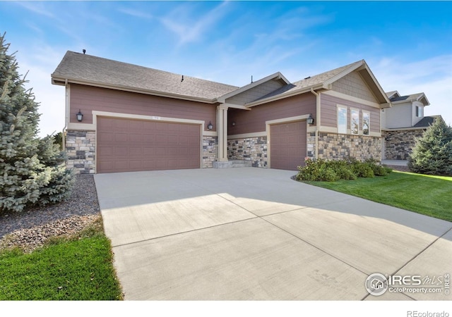 view of front facade featuring a garage and a front lawn