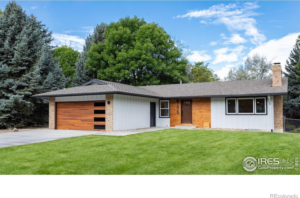 ranch-style home featuring a front lawn and a garage