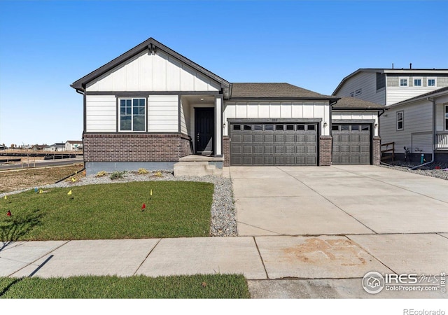 view of front facade featuring a garage and a front lawn