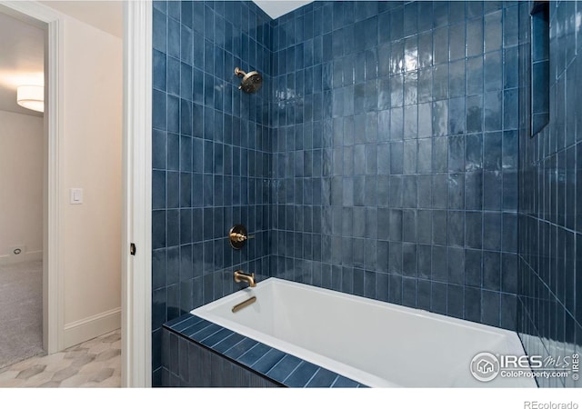 bathroom featuring tiled shower / bath