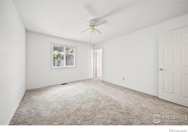 carpeted empty room featuring ceiling fan