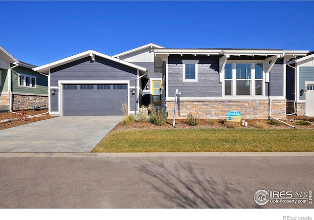 view of front of property featuring a front yard and a garage