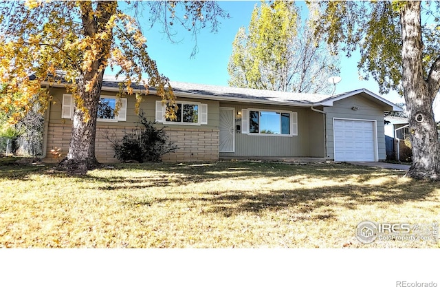 ranch-style home featuring a front lawn and a garage