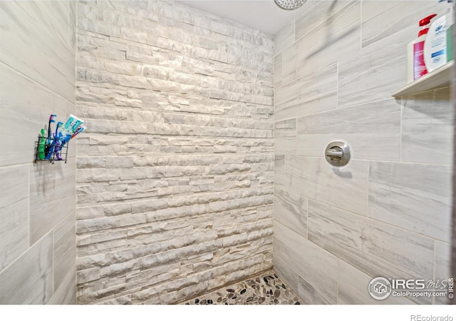 bathroom featuring a tile shower