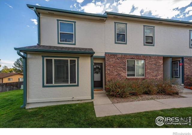 view of front of home featuring a front yard