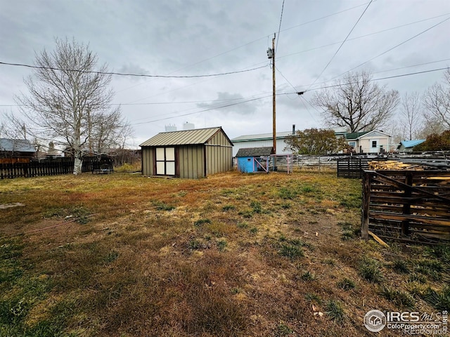 view of yard featuring a storage unit