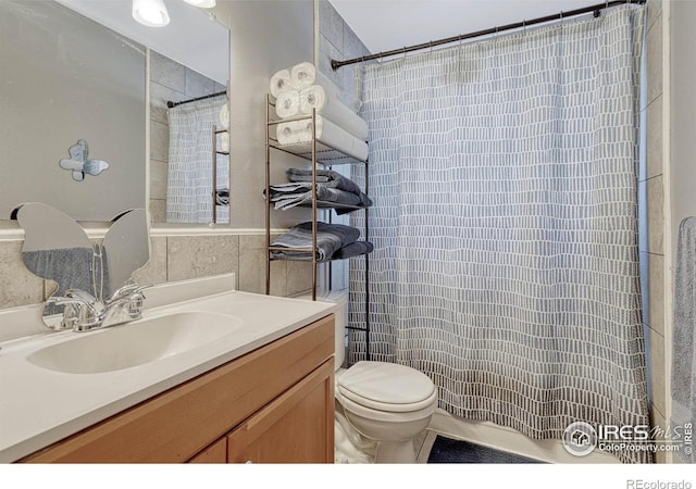 full bath with toilet, a shower with curtain, and vanity