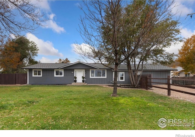 ranch-style house featuring a front yard