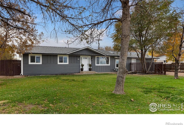 single story home featuring a front lawn