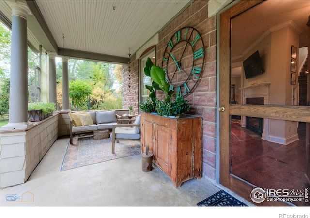 sunroom / solarium with ornate columns