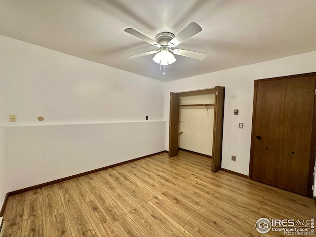 unfurnished bedroom with light hardwood / wood-style flooring, a textured ceiling, and ceiling fan