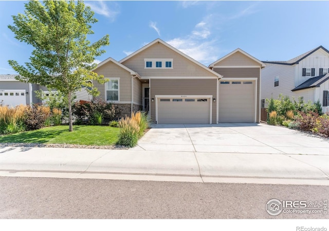 view of front of home featuring a front lawn and a garage