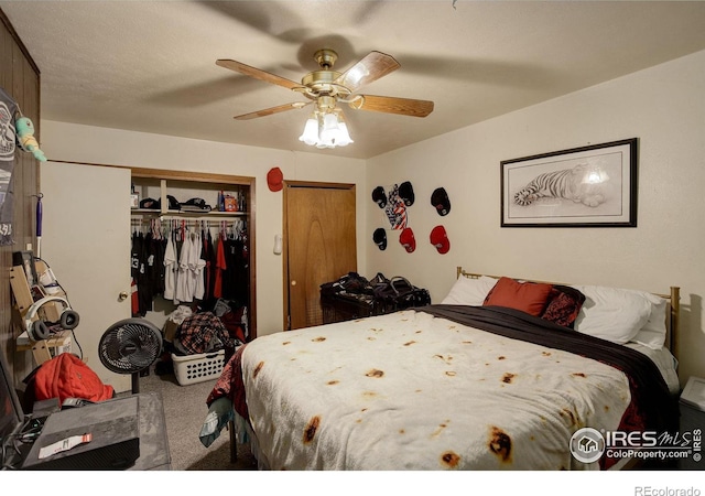 bedroom featuring a textured ceiling, carpet flooring, and ceiling fan