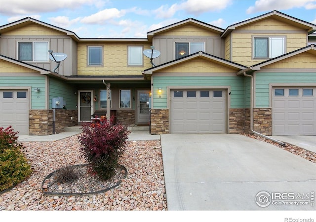 view of front of home featuring covered porch and a garage