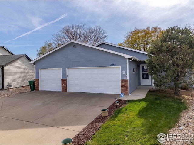 view of front of property featuring a front lawn and a garage