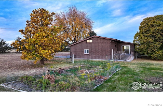 view of side of property featuring a lawn