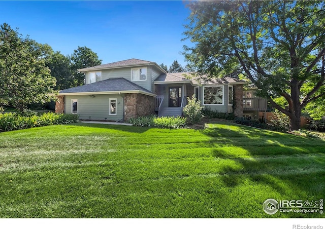 view of front facade with a front lawn