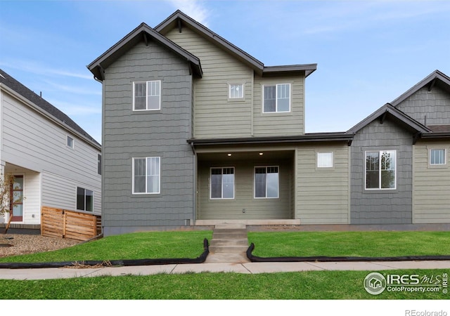 view of front of property featuring a front lawn