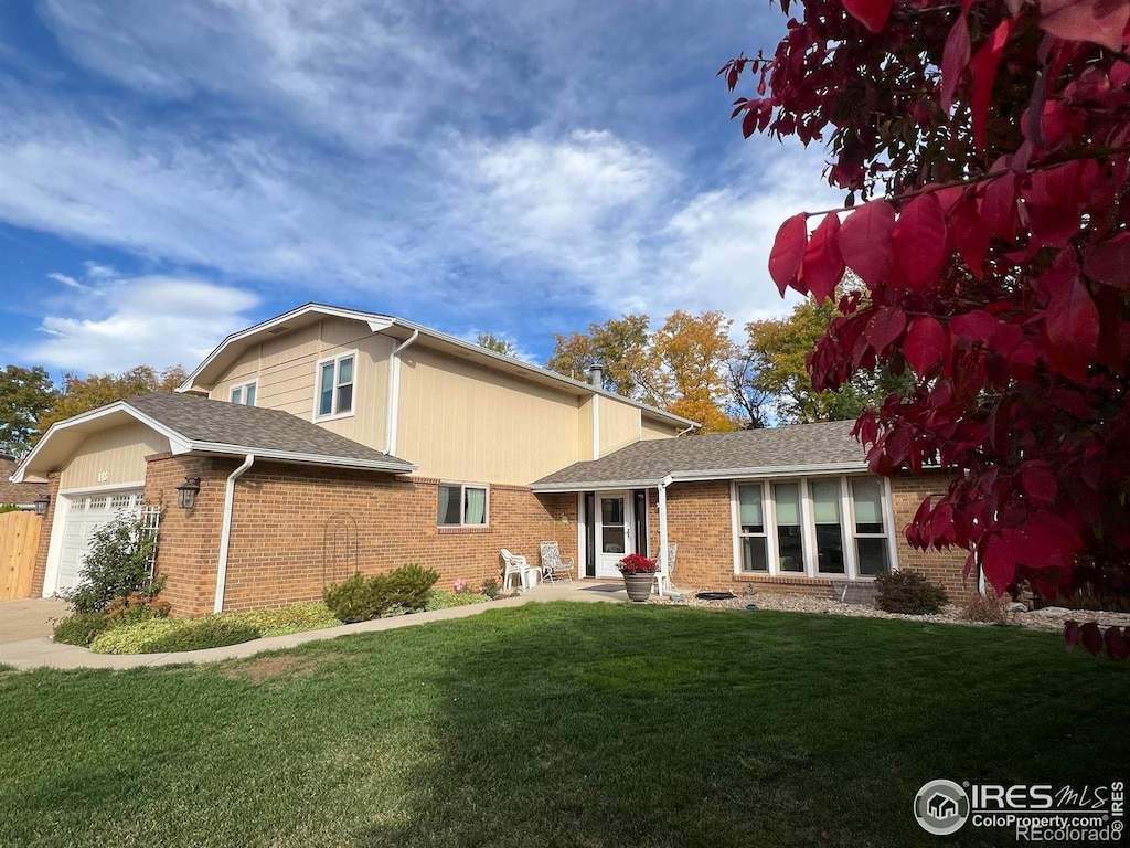 view of front of home featuring a garage and a front yard