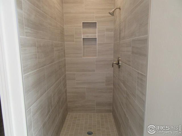 bathroom featuring tiled shower