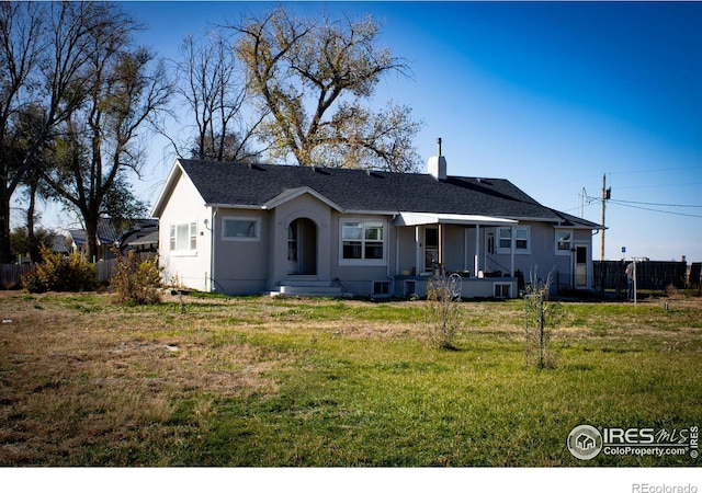 view of front of property featuring a front yard