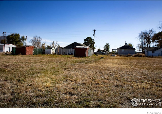 view of yard with an outbuilding