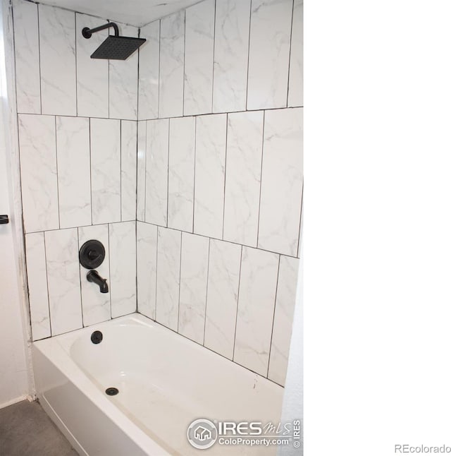 bathroom featuring tiled shower / bath