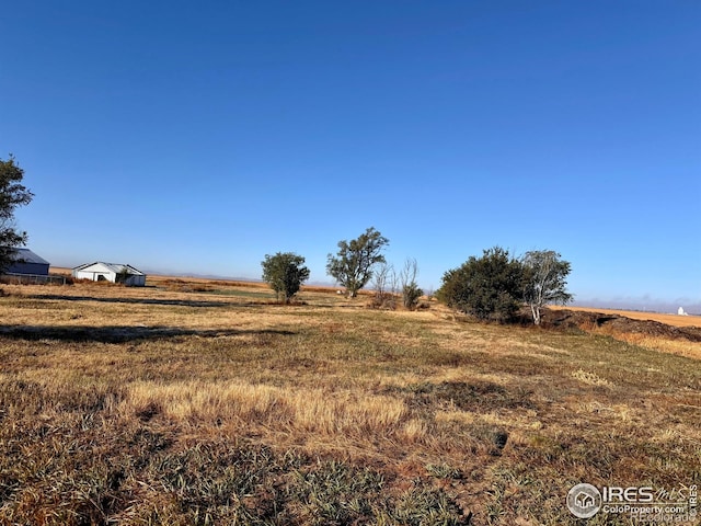 view of yard featuring a rural view