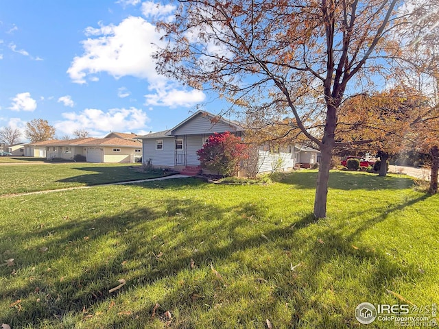 view of front of property featuring a front lawn