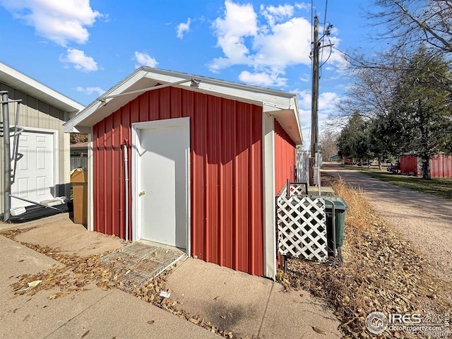 view of outdoor structure featuring an outbuilding