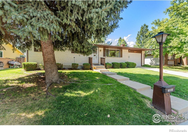 view of front of home featuring a front yard