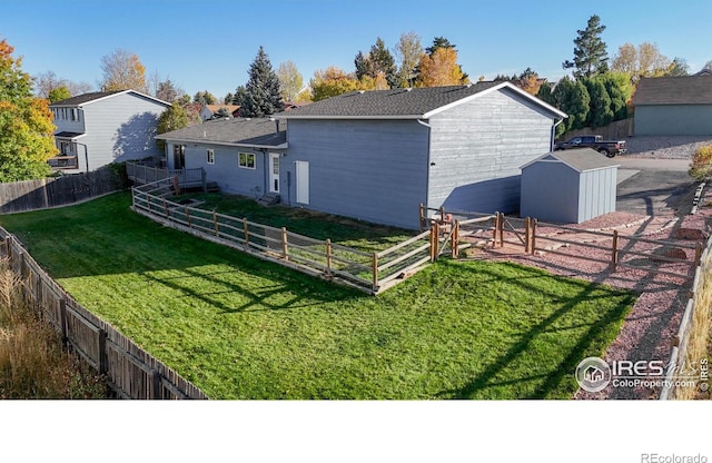 view of yard featuring a shed