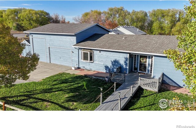 view of front of house featuring a garage and a front yard