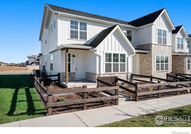 view of front of property featuring a front yard