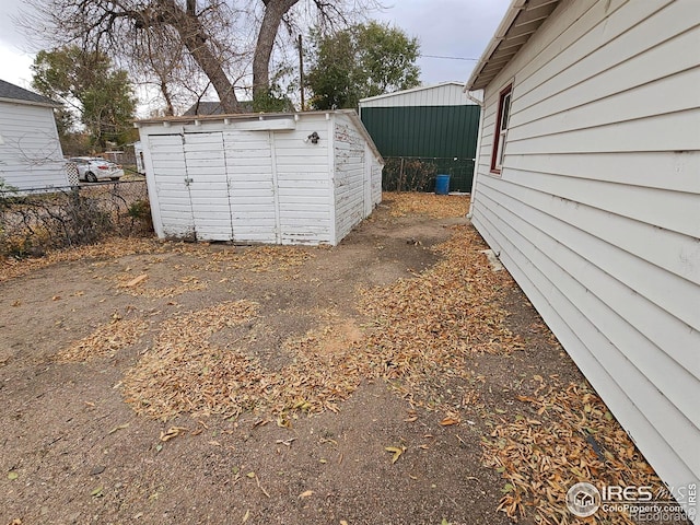 view of yard featuring a storage unit