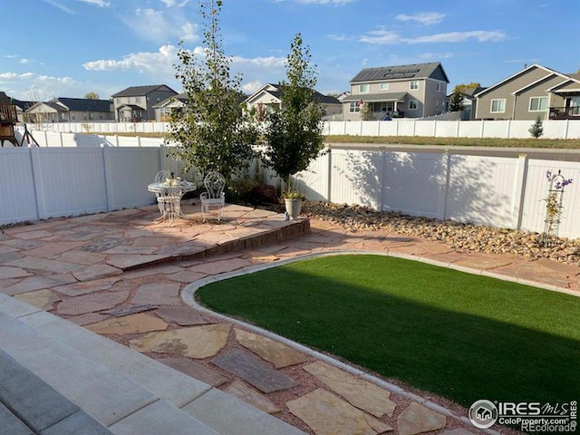 view of yard featuring a patio area