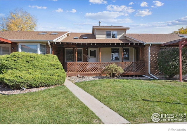 view of front of property featuring a front lawn and a porch