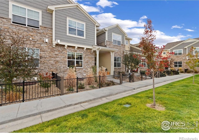 view of front of house featuring a front yard