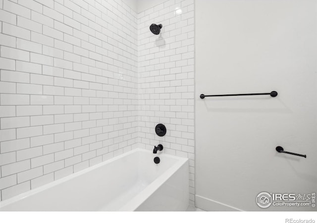 bathroom featuring tiled shower / bath combo