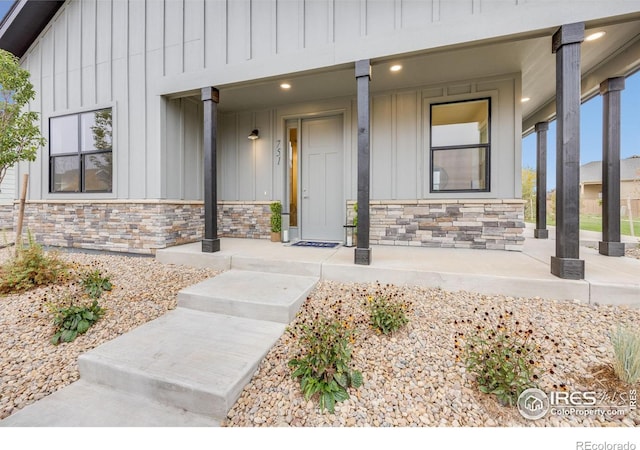 doorway to property with covered porch