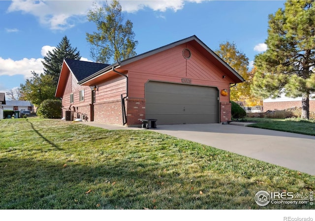 view of front of house featuring central AC unit, a garage, and a front yard